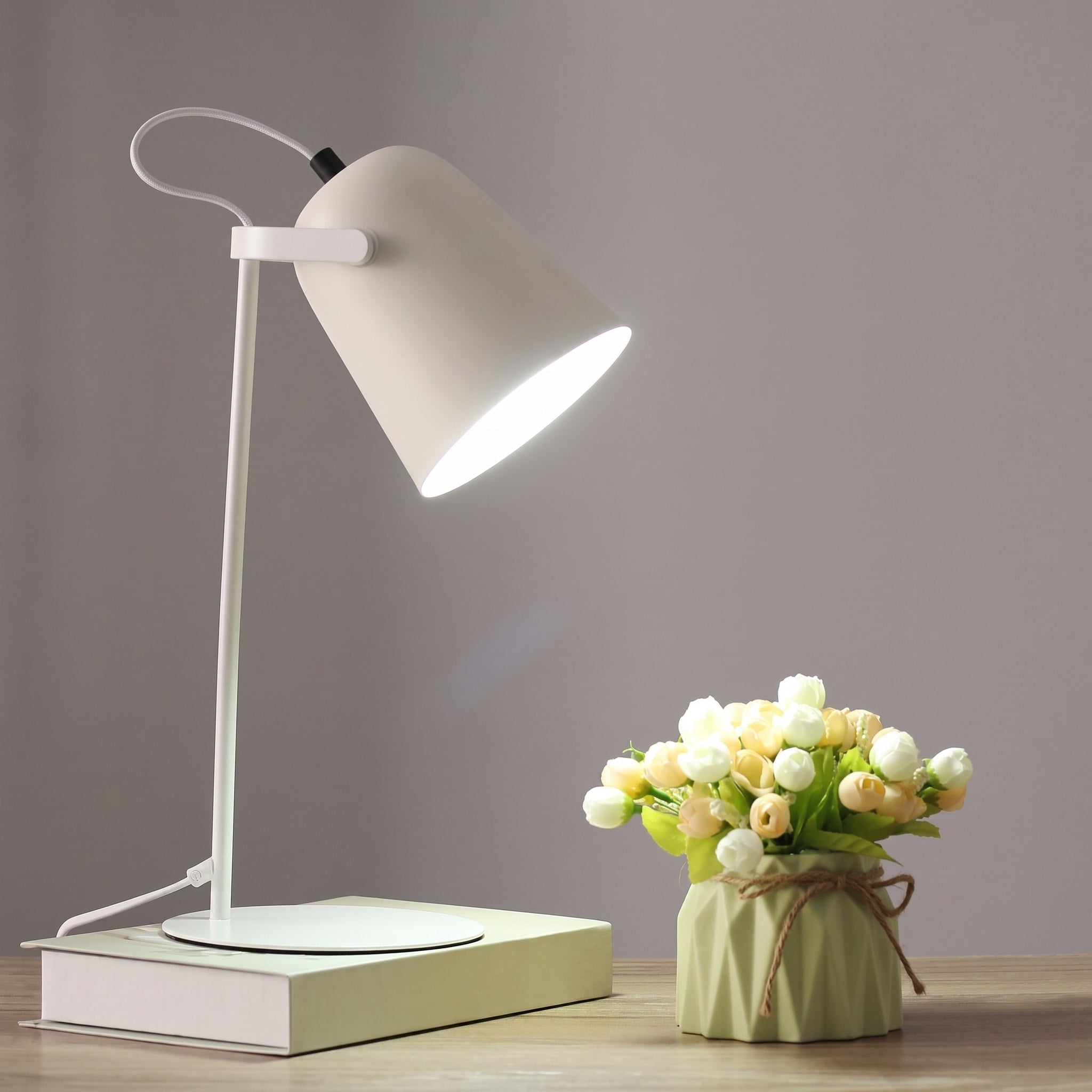Moderne Tischlampe mit Metallschirm im Kegel-Design