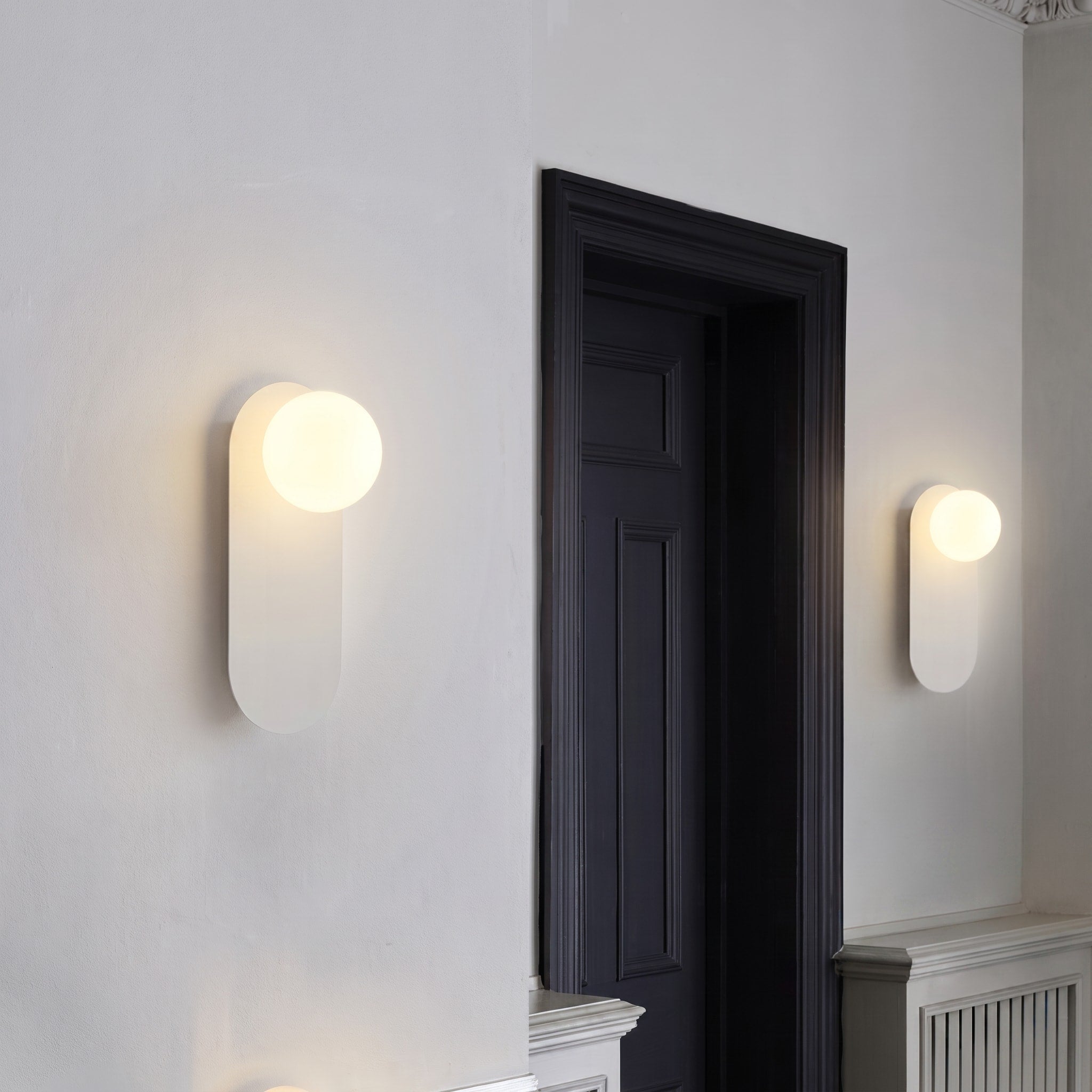 Moderne Wandleuchte mit Kugel und ovalem Sockel