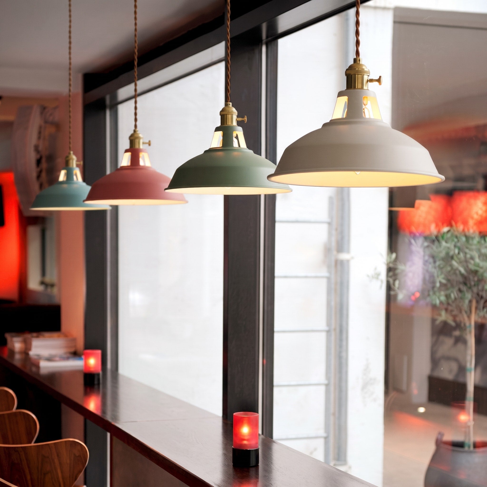 Industrielle Pendelleuchte mit Metallschirm im Retro-Design