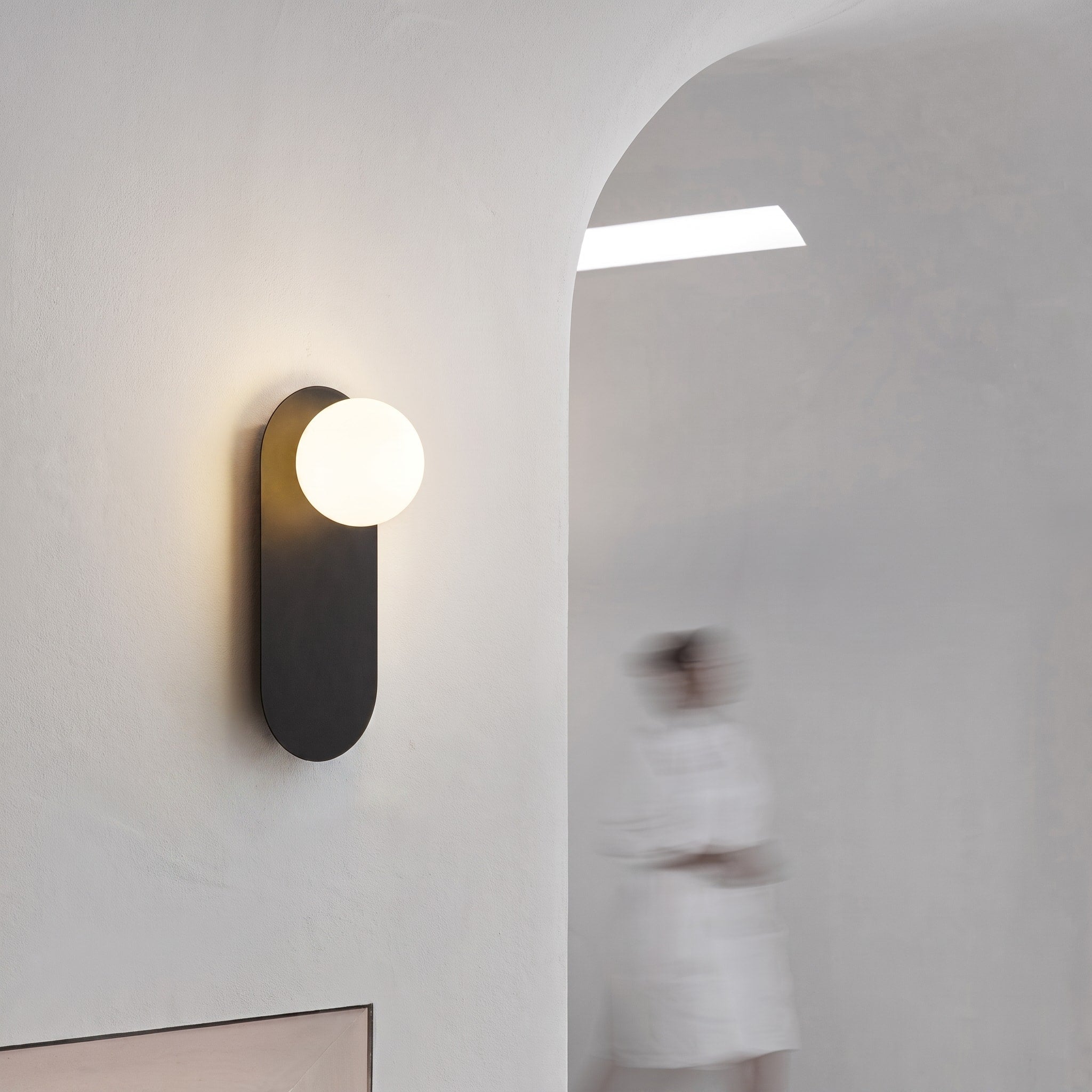 Moderne Wandleuchte mit Kugel und ovalem Sockel