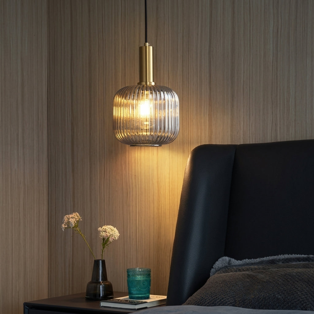 Vintage Gerippte Glas-Pendelleuchte mit Messingfassung