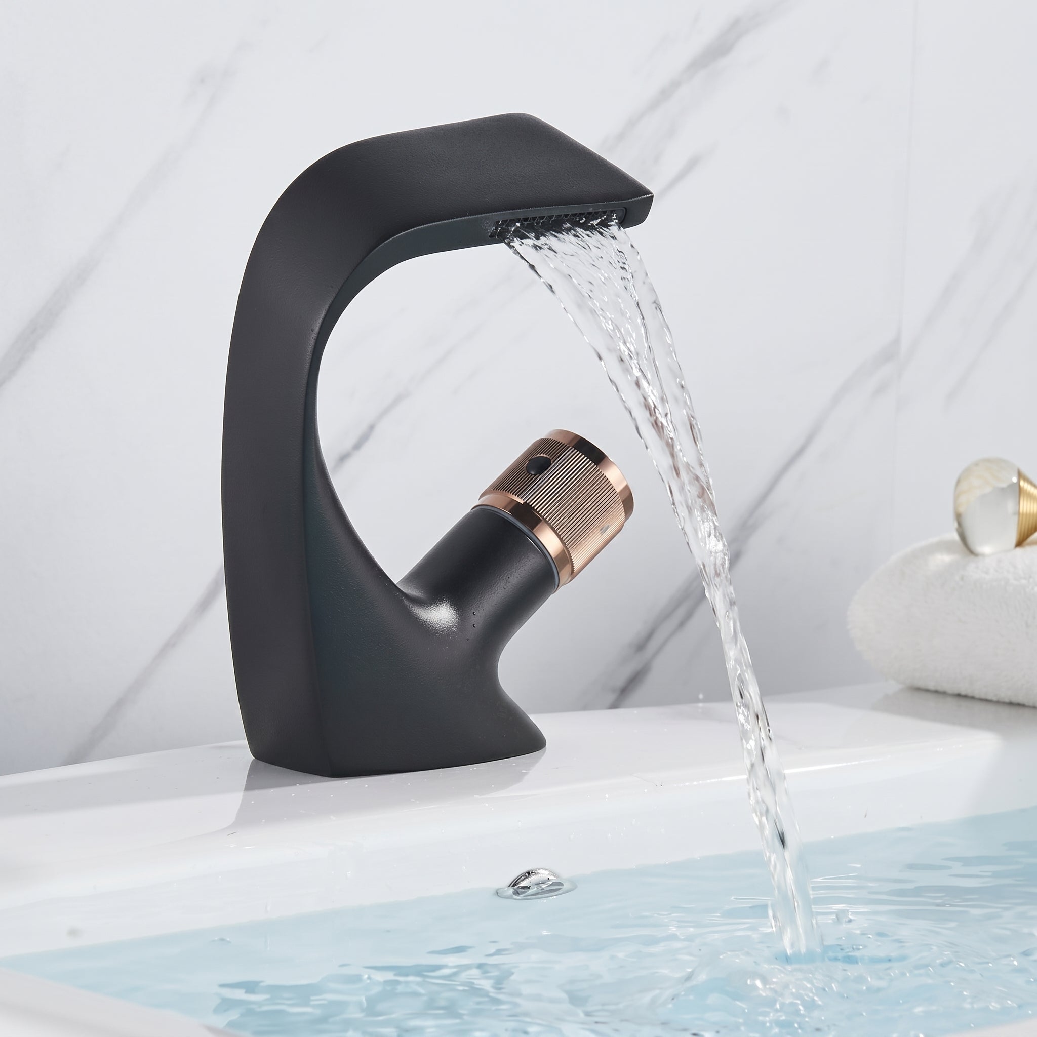 Wasserfall-Badezimmerarmatur mit gebogenem Korpus