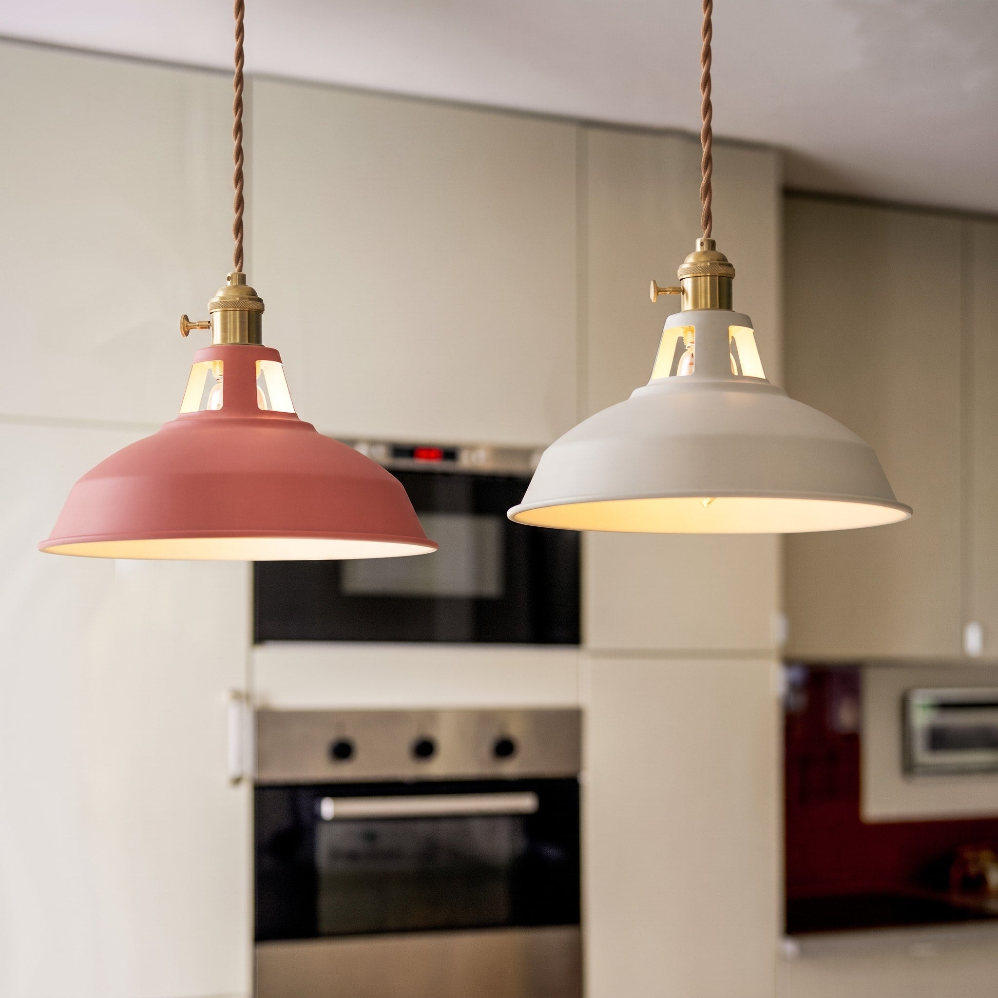 Industrielle Pendelleuchte mit Metallschirm im Retro-Design