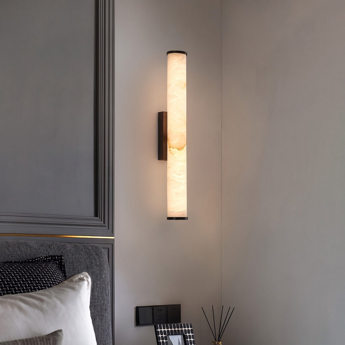 Alabaster Wandleuchte Zylindrisch mit Metallsockel - Wall Light Fixtures - Schwarz - Voldeva
