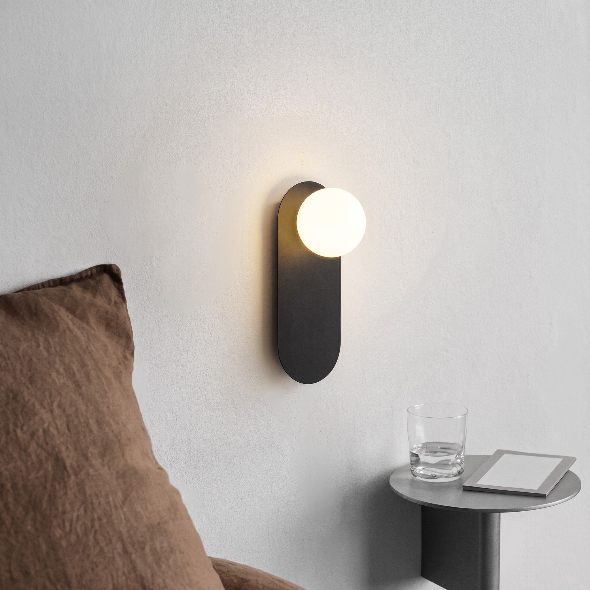 Moderne Wandleuchte mit Kugel und ovalem Sockel