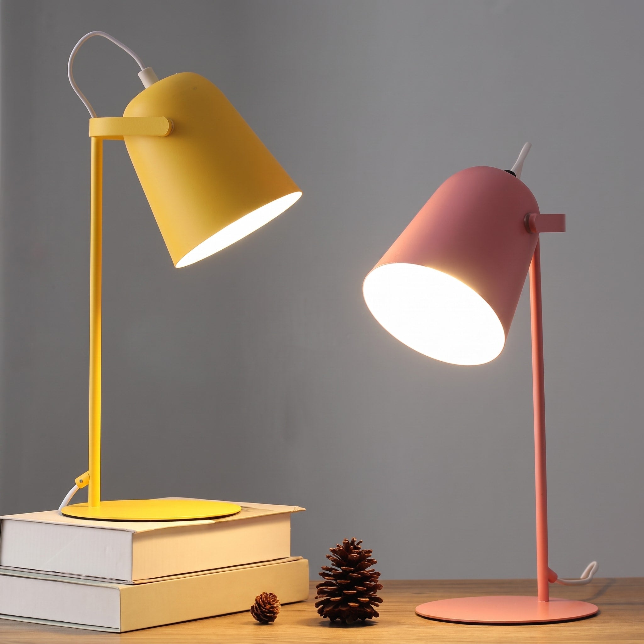 Moderne Tischlampe mit Metallschirm im Kegel-Design