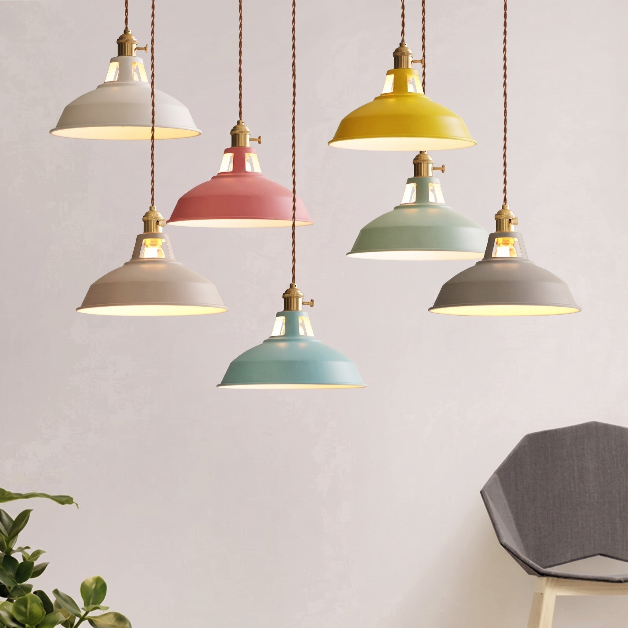 Industrielle Pendelleuchte mit Metallschirm im Retro-Design