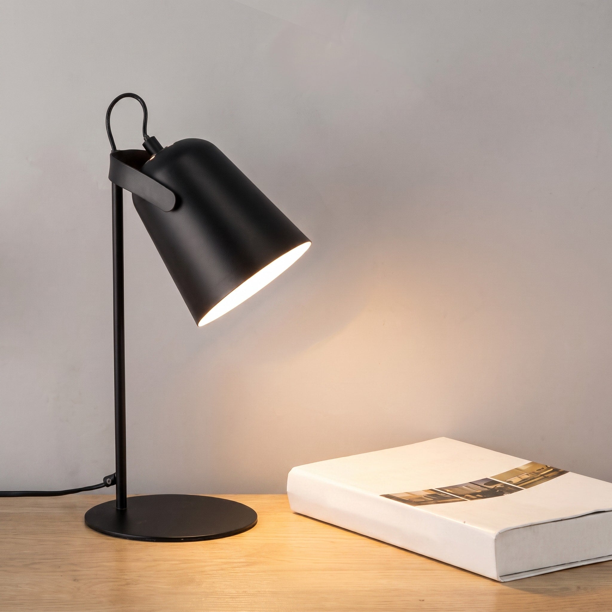 Moderne Tischlampe mit Metallschirm im Kegel-Design