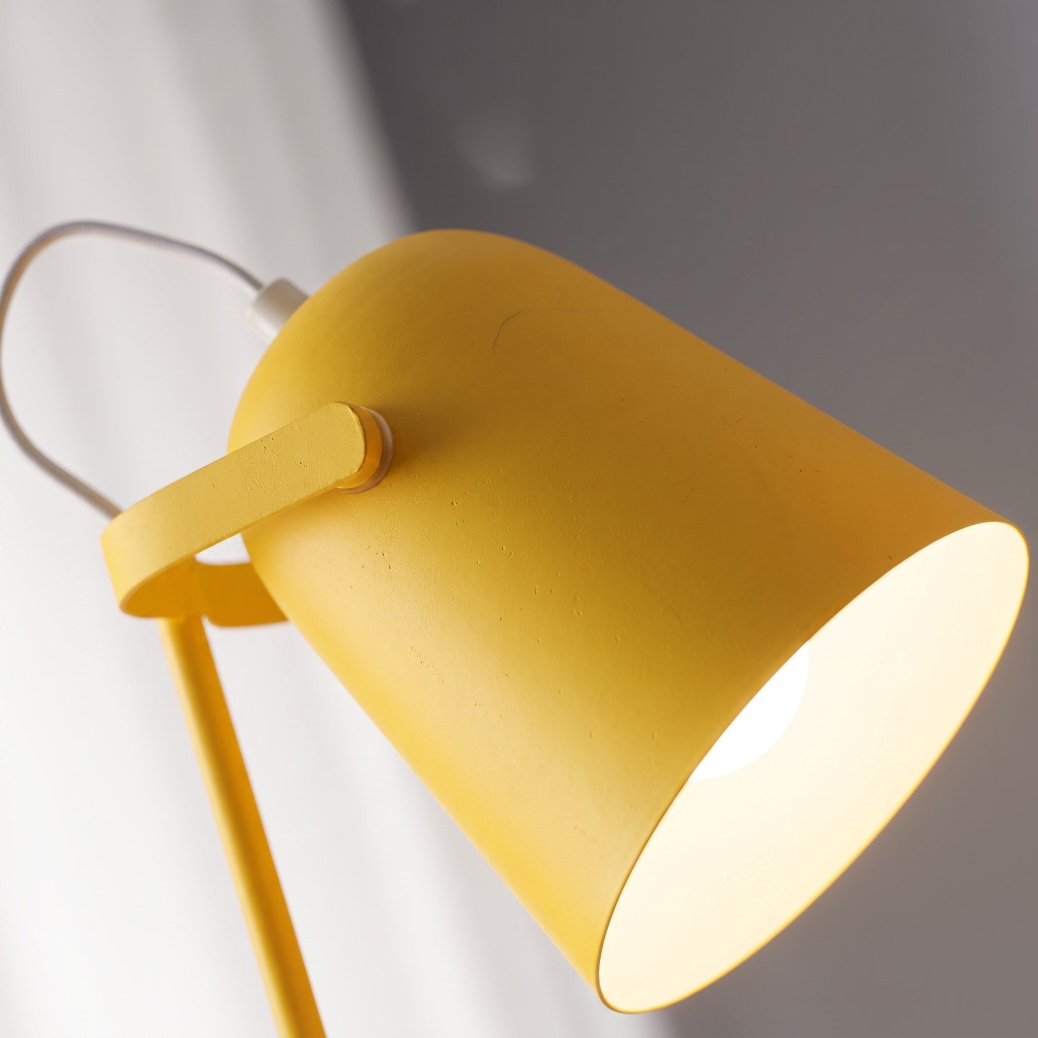 Moderne Tischlampe mit Metallschirm im Kegel-Design