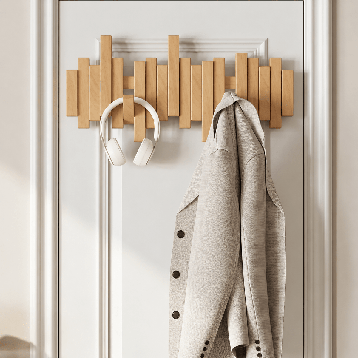 Design Holzgarderobe mit Klapphaken für Flur und Eingangsbereich - Utility Hooks - Hellbraun - Voldeva