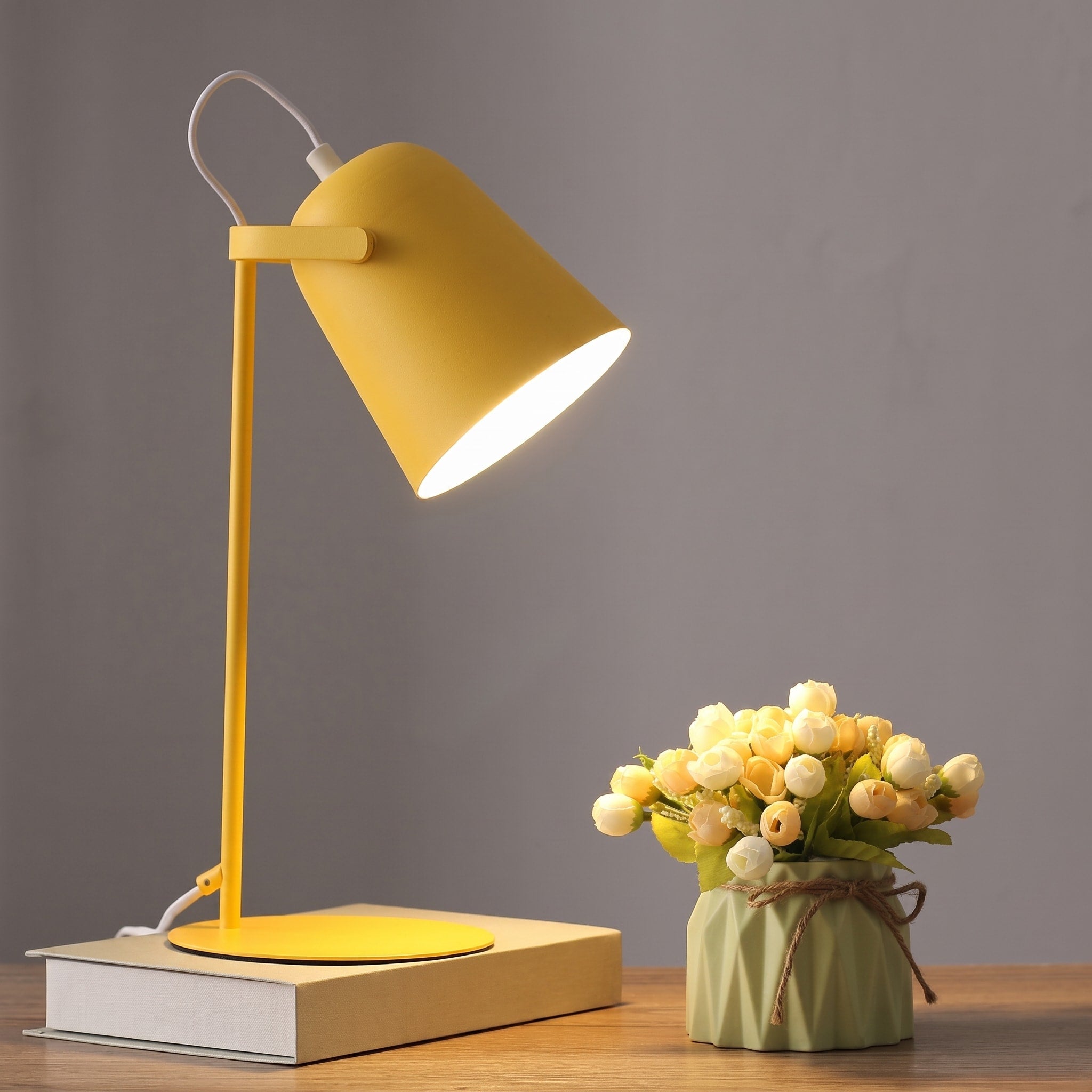 Moderne Tischlampe mit Metallschirm im Kegel-Design