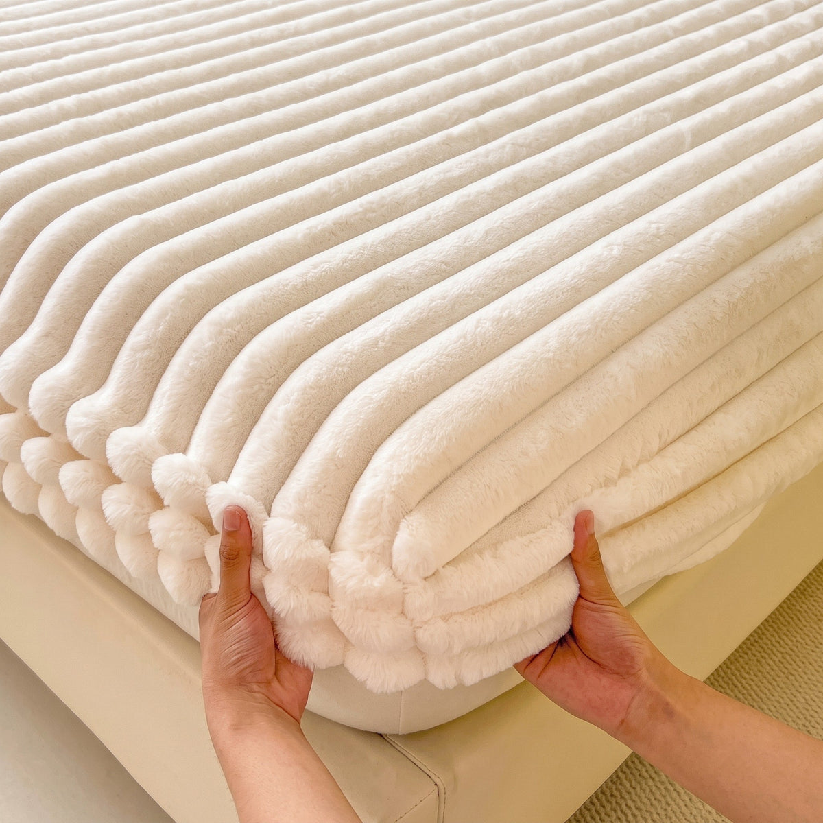 Flauschiges Spannbettlaken mit Rippenstruktur für Kuscheligen Schlafkomfort - Bed Sheets - Beige - Voldeva