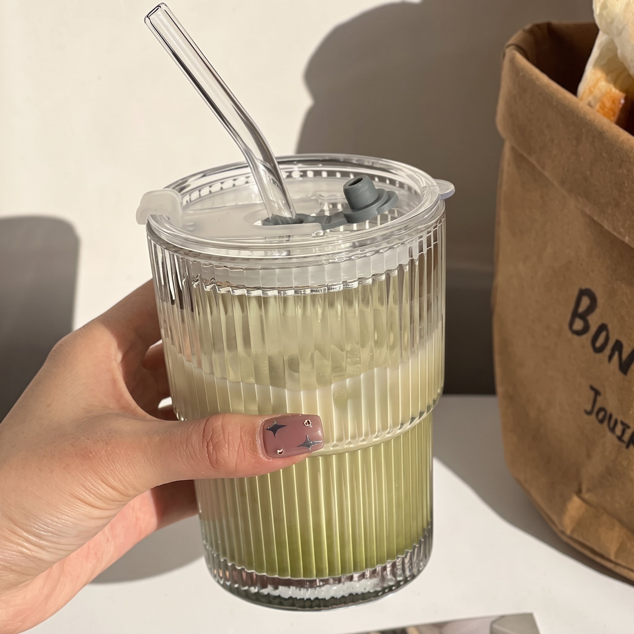 Geripptes To-Go Glas mit Deckel und Trinkhalm - Travel Mugs - Klein (400 ml) - Voldeva