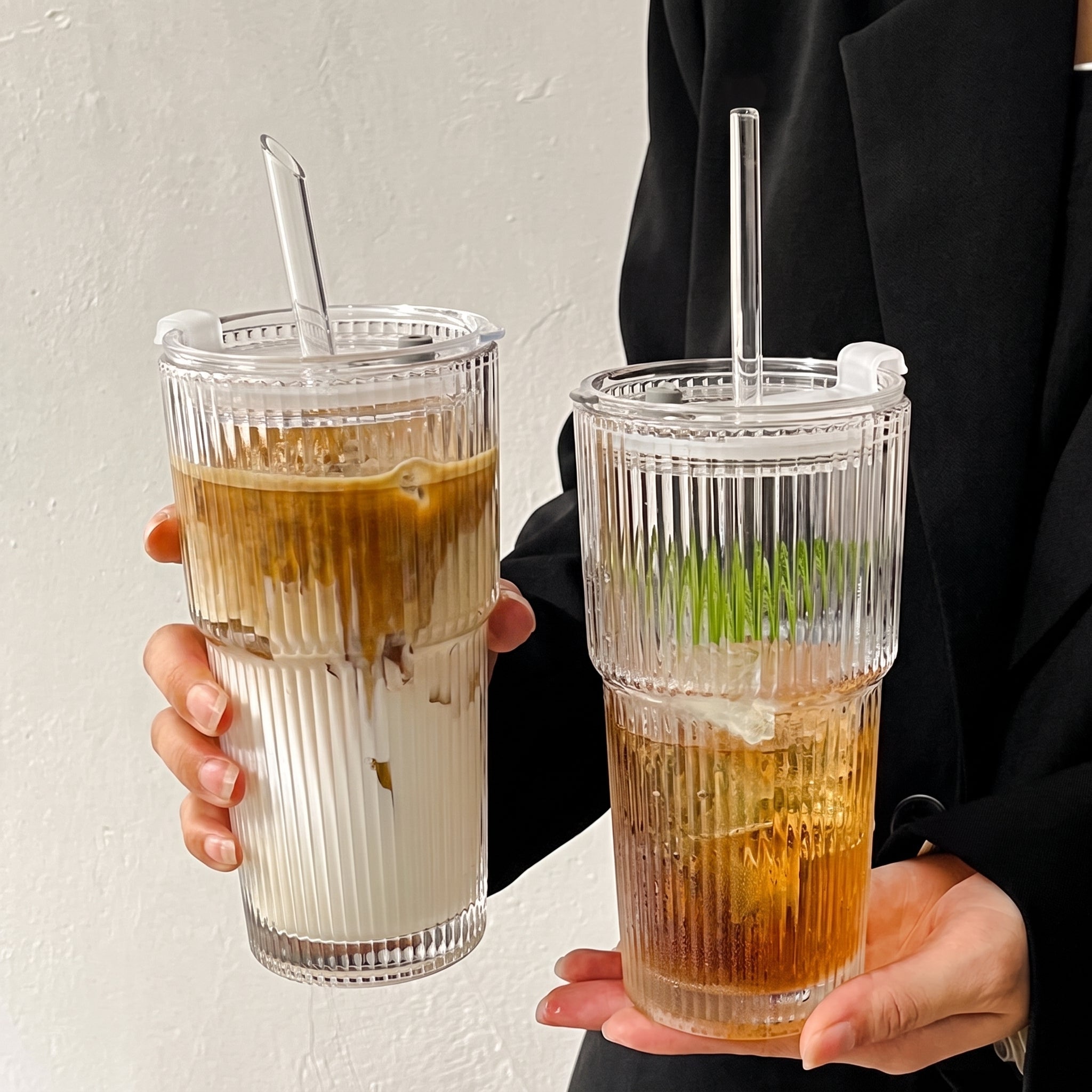 Geripptes To-Go Glas mit Deckel und Trinkhalm - Travel Mugs - Groß (560 ml) - Voldeva