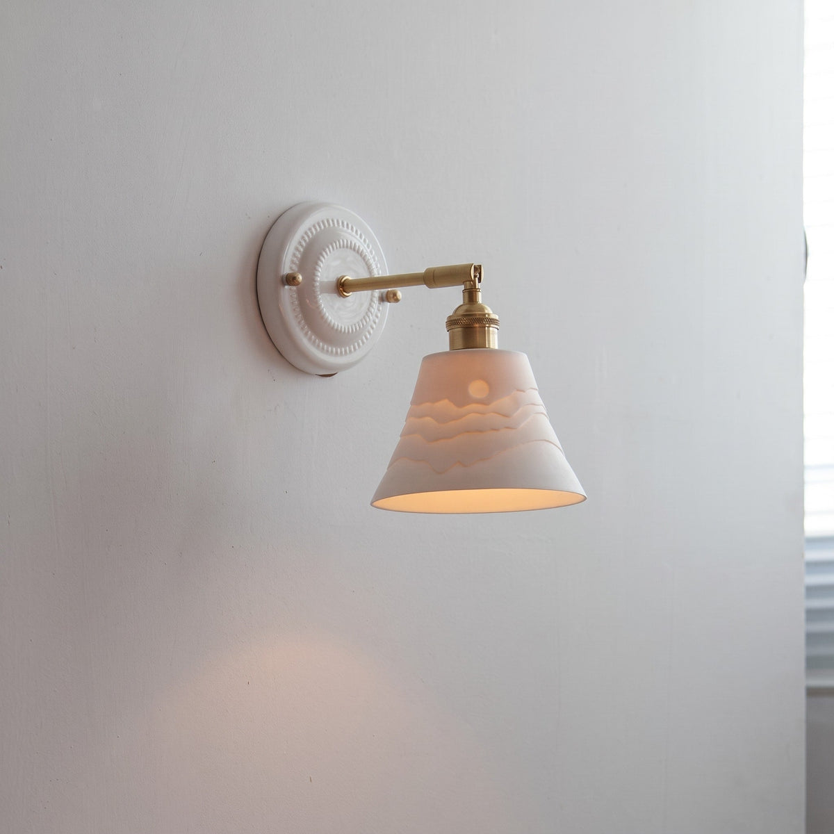 Keramik Wandleuchte im Vintage Design mit Messingarm - Wall Light Fixtures - Berg - Voldeva