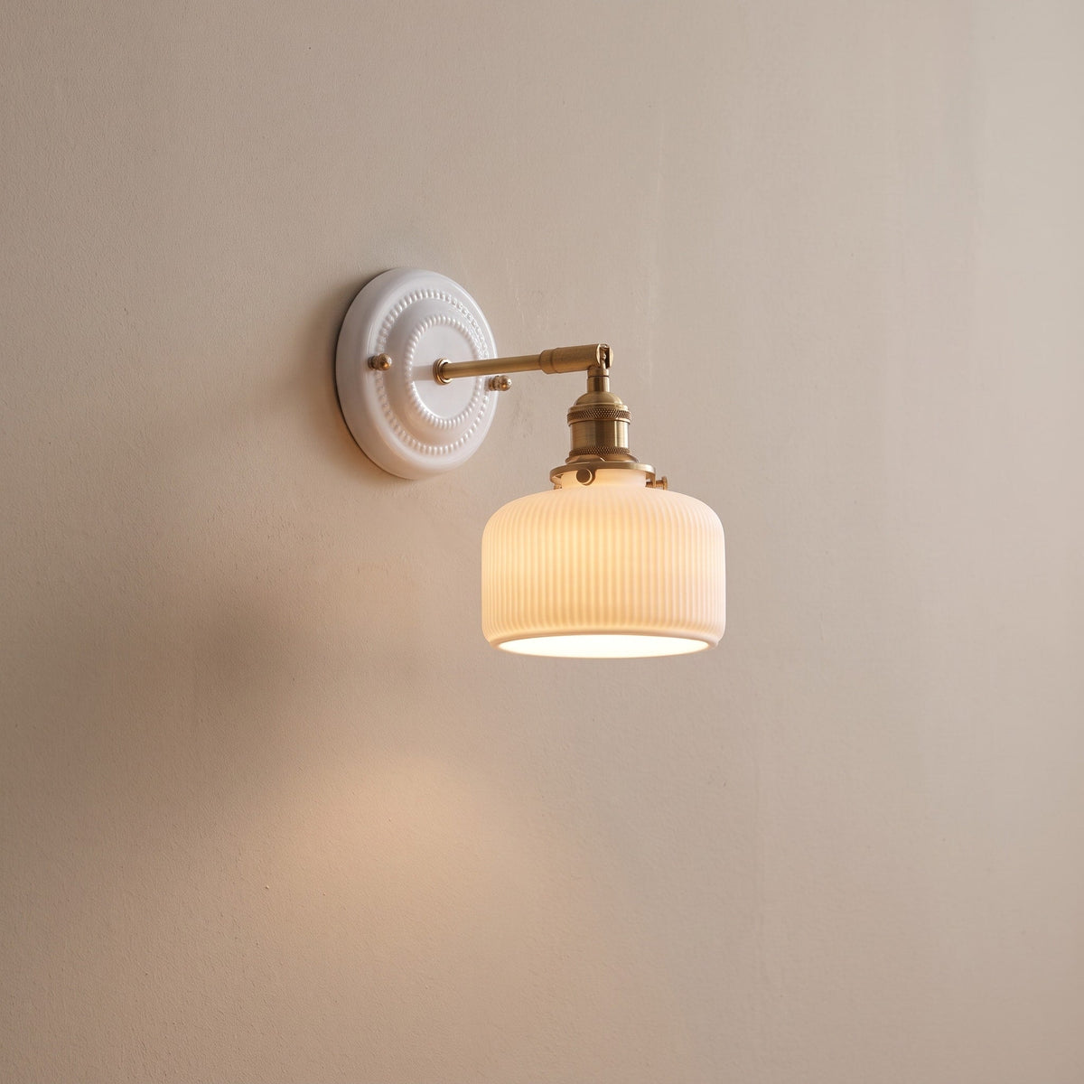 Keramik Wandleuchte im Vintage Design mit Messingarm - Wall Light Fixtures - Trommel - Voldeva