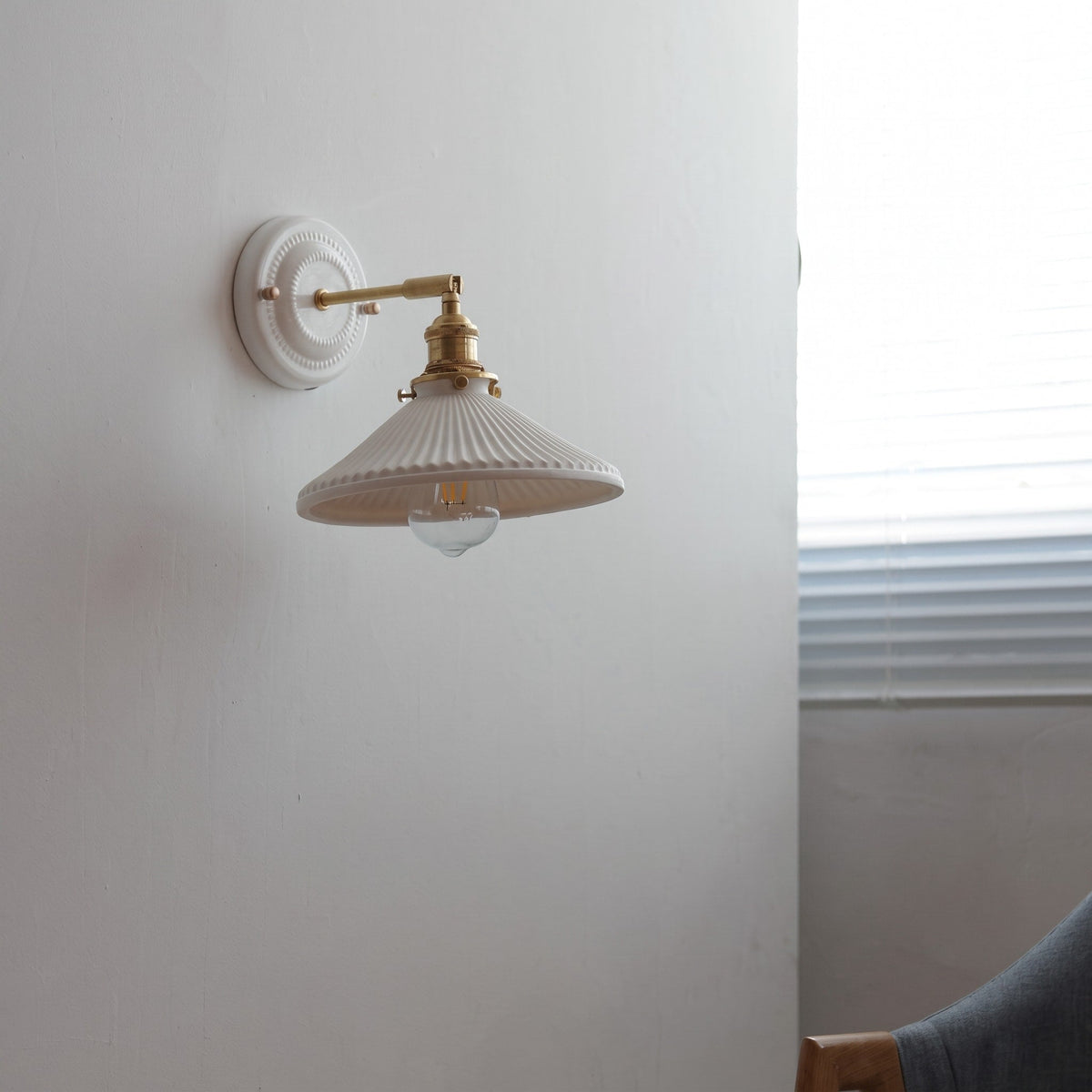 Keramik Wandleuchte im Vintage Design mit Messingarm - Wall Light Fixtures - Hut - Voldeva
