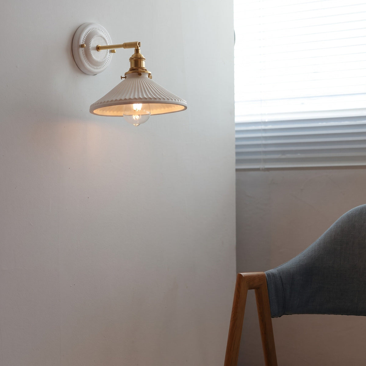 Keramik Wandleuchte im Vintage Design mit Messingarm - Wall Light Fixtures - Hut - Voldeva