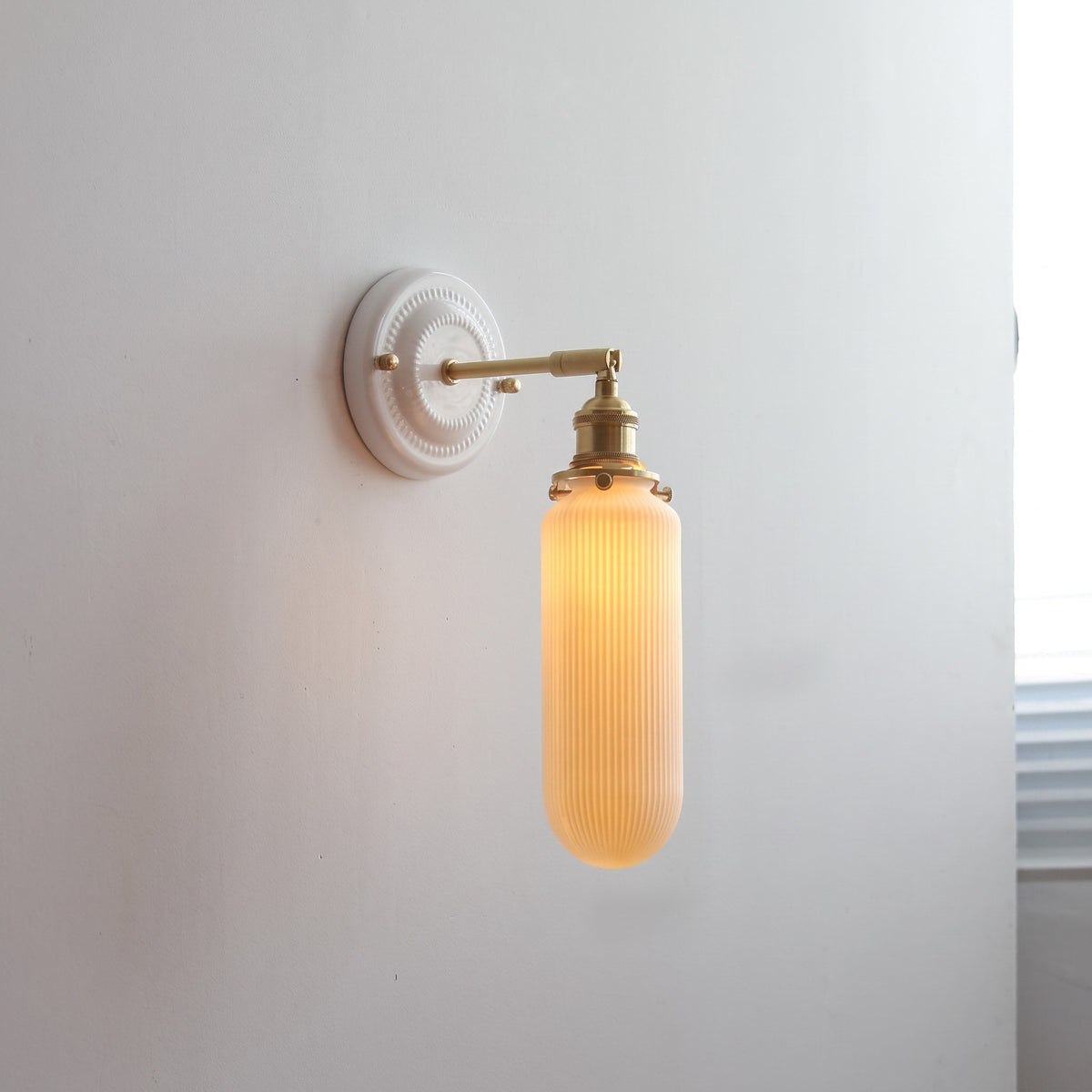 Keramik Wandleuchte im Vintage Design mit Messingarm - Wall Light Fixtures - Kapsel - Voldeva
