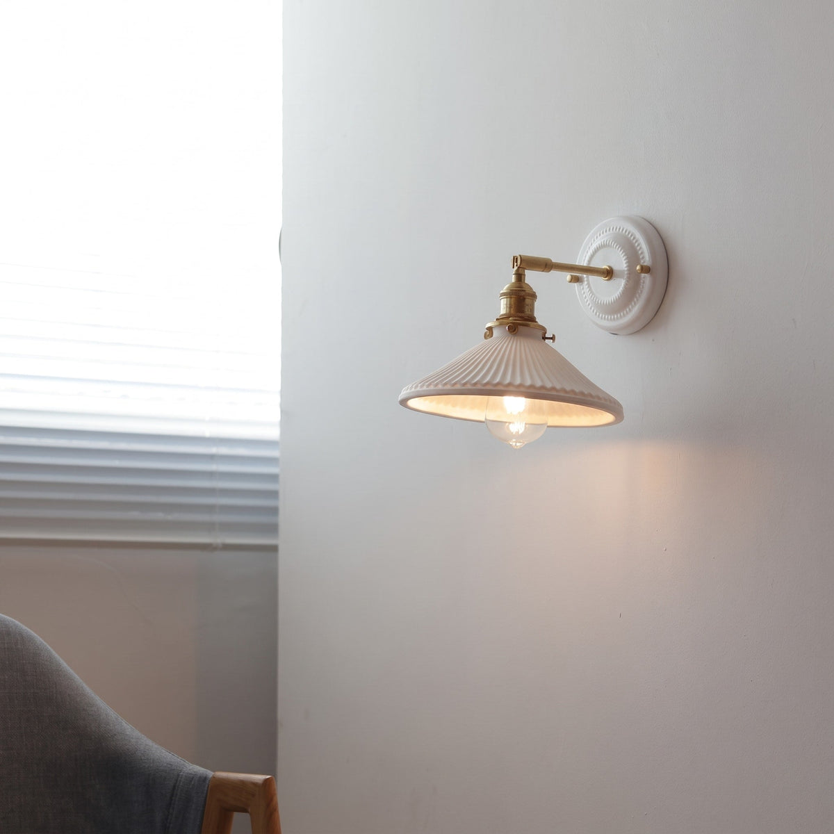 Keramik Wandleuchte im Vintage Design mit Messingarm - Wall Light Fixtures - Hut - Voldeva