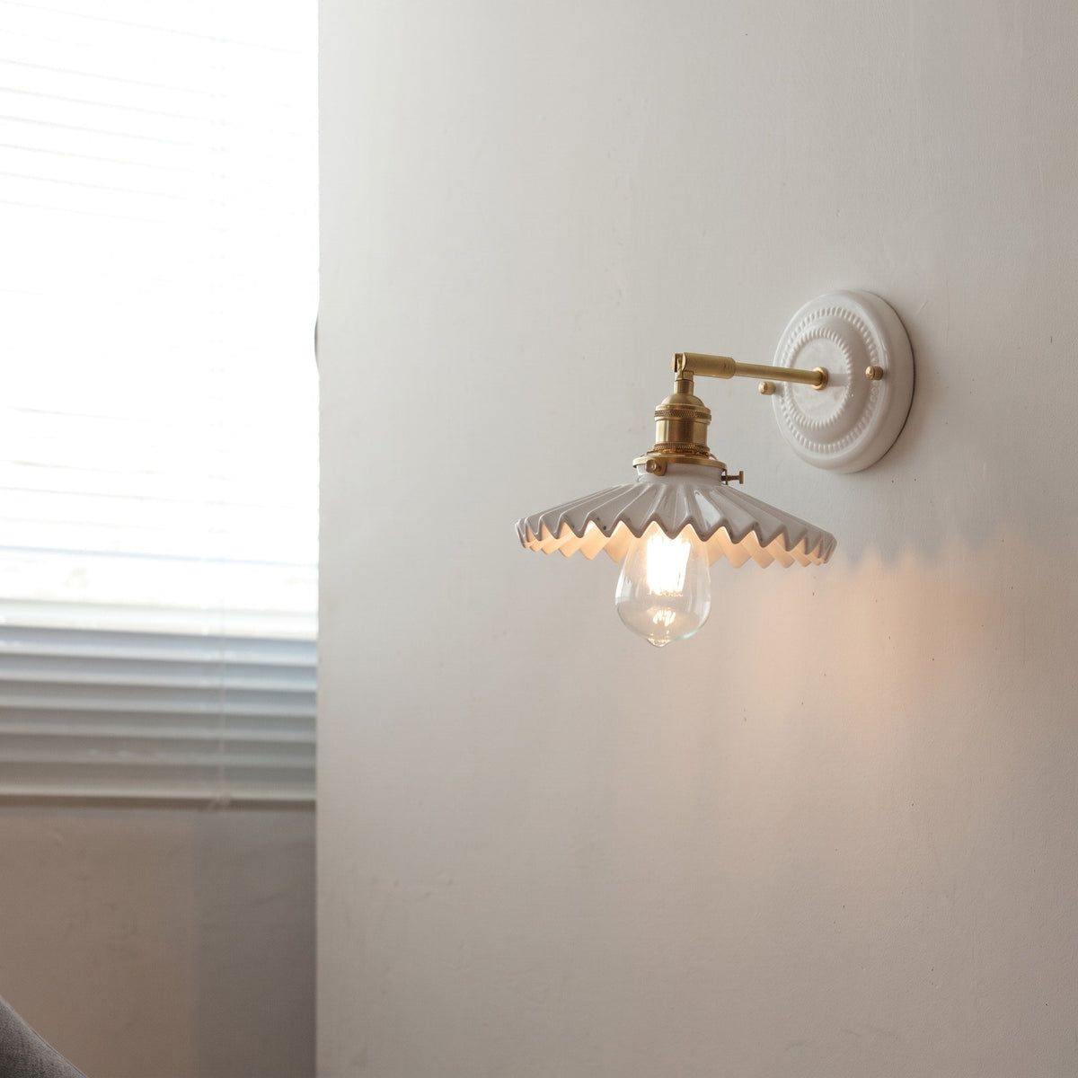 Keramik Wandleuchte im Vintage Design mit Messingarm - Wall Light Fixtures - Muschel - Voldeva