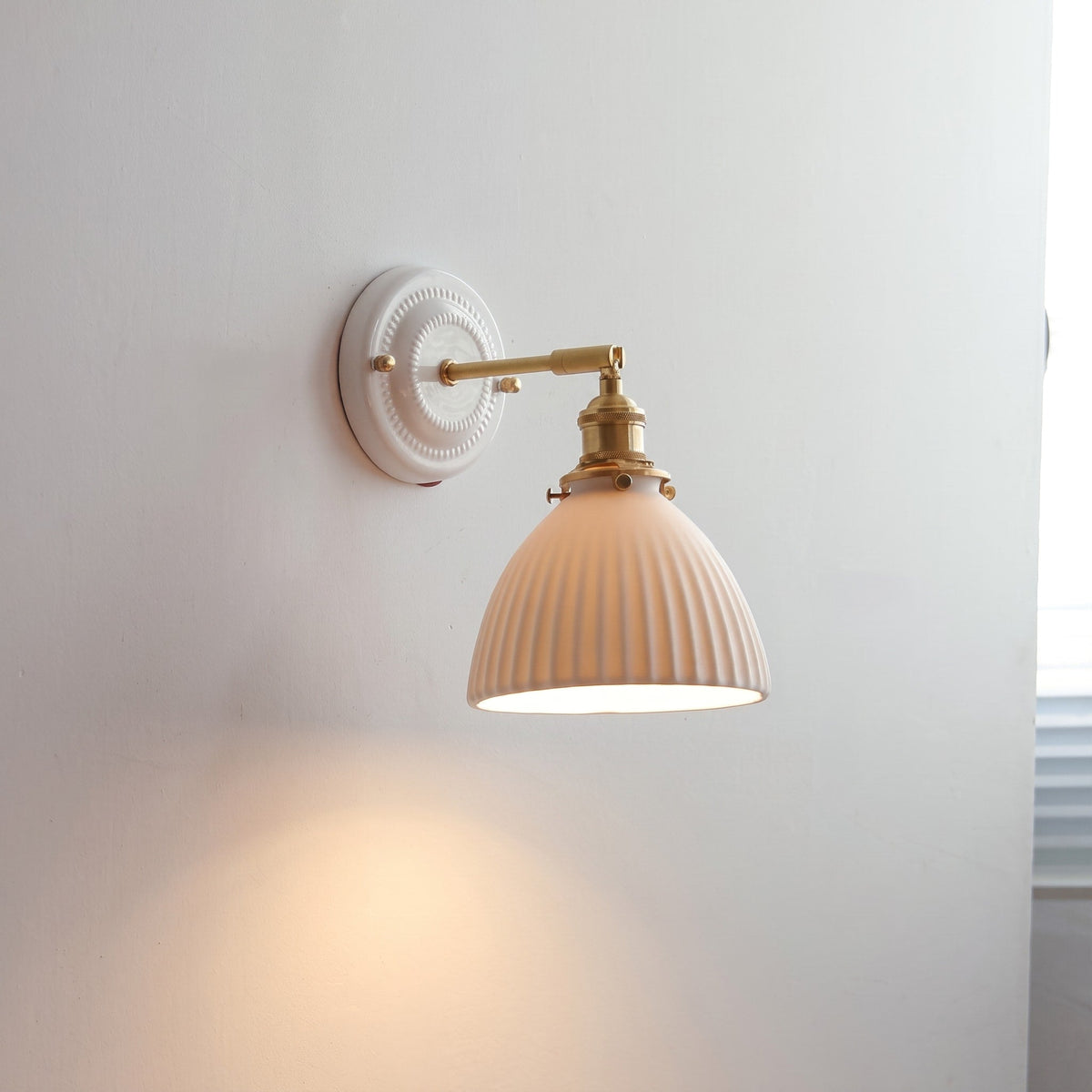 Keramik Wandleuchte im Vintage Design mit Messingarm - Wall Light Fixtures - Glocke - Voldeva