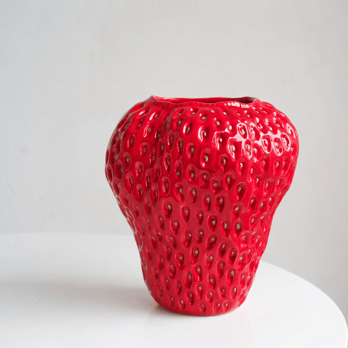 Keramikvase in Erdbeerform für Blumen und Tischdeko - Vases - Rot - Voldeva