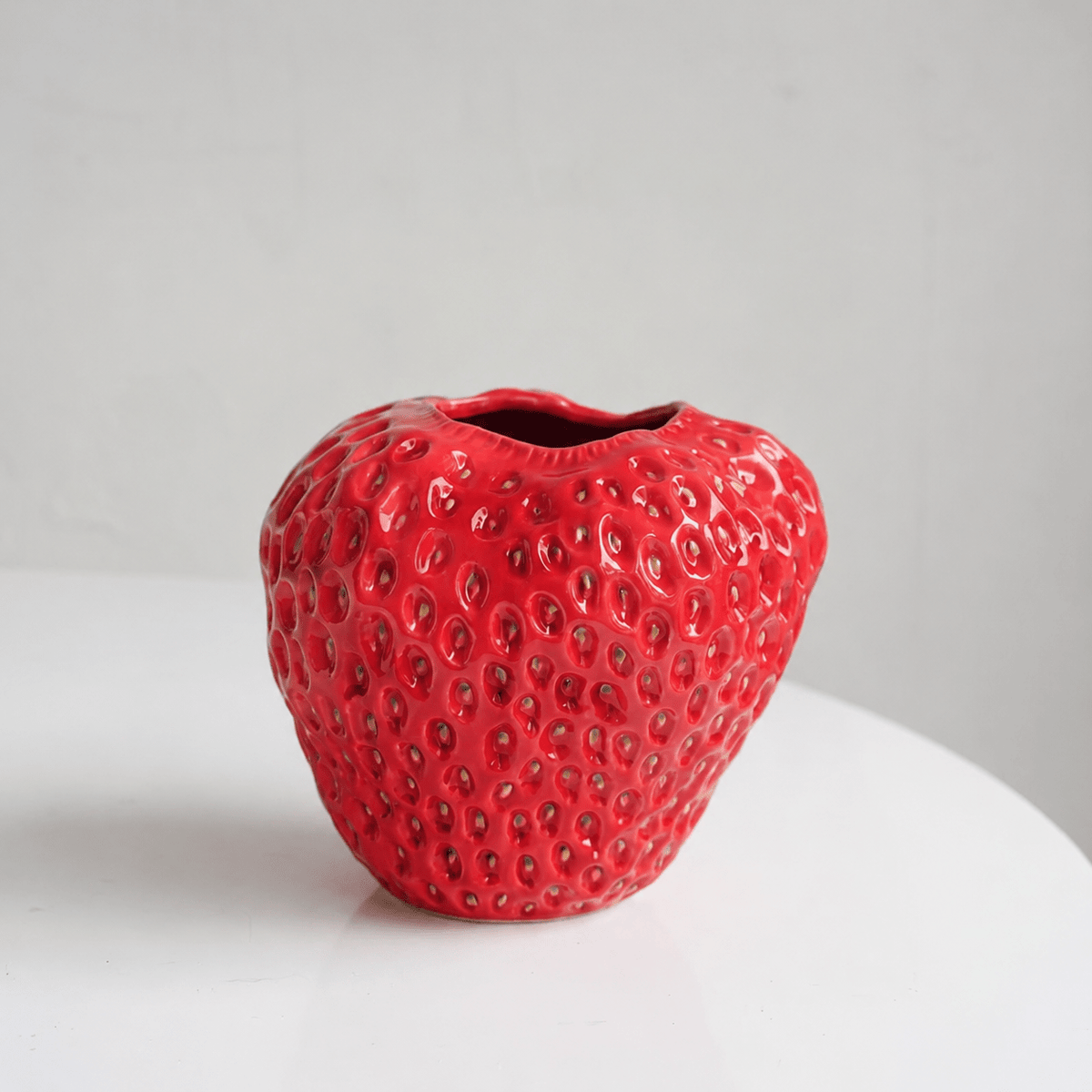 Keramikvase in Erdbeerform für Blumen und Tischdeko - Vases - Rot - Voldeva