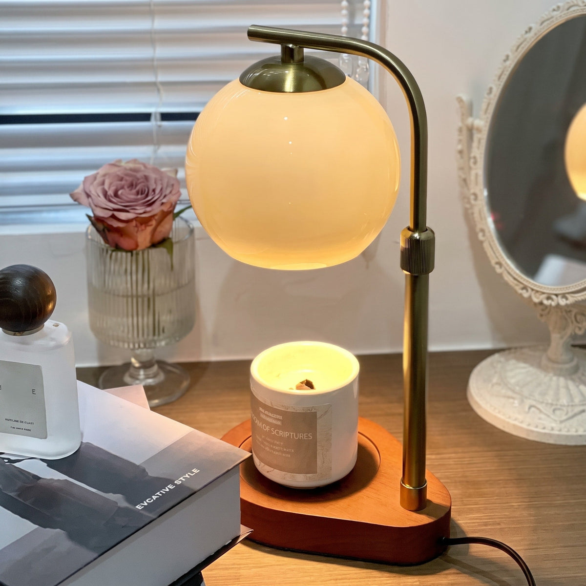 Kerzenwärmer Lampe mit Glaskugel Design und Holzsockel - Table Lamps - Beige - Voldeva
