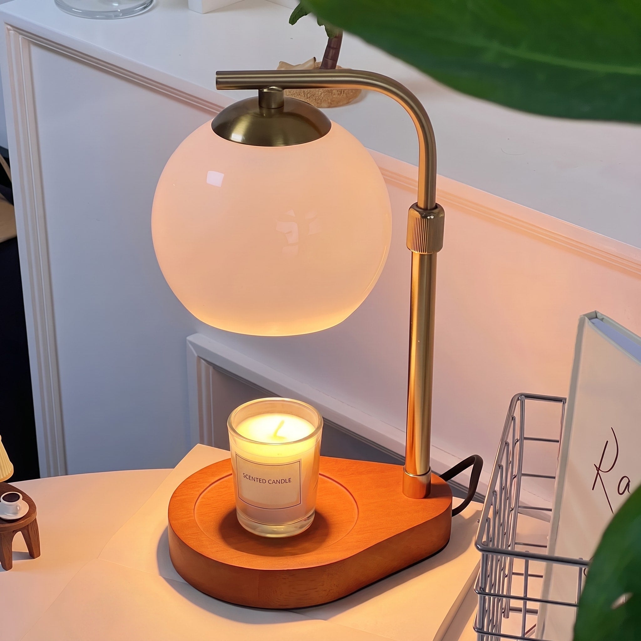 Kerzenwärmer Lampe mit Glaskugel Design und Holzsockel - Table Lamps - Orange - Voldeva