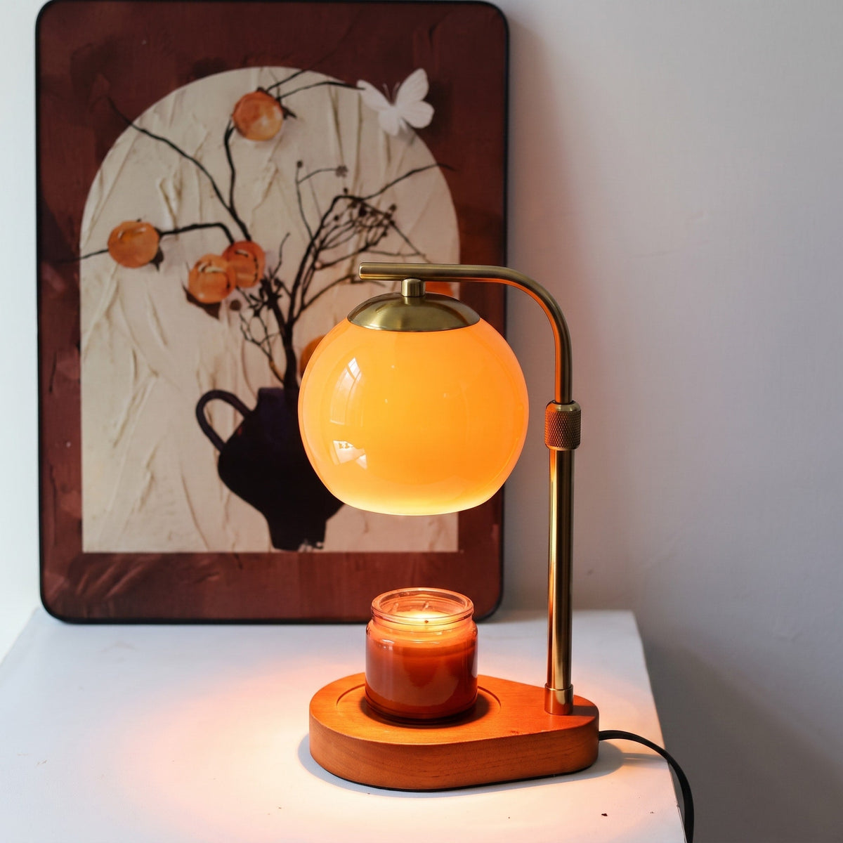 Kerzenwärmer Lampe mit Glaskugel Design und Holzsockel - Table Lamps - Orange - Voldeva