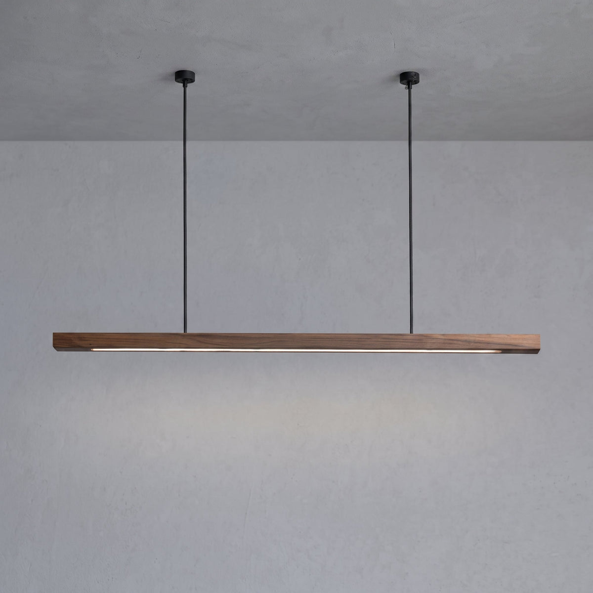 Lineare LED-Pendelleuchte mit schlankem Holzbalken für Esstisch - Pendant Light Fixtures - Braun - Voldeva