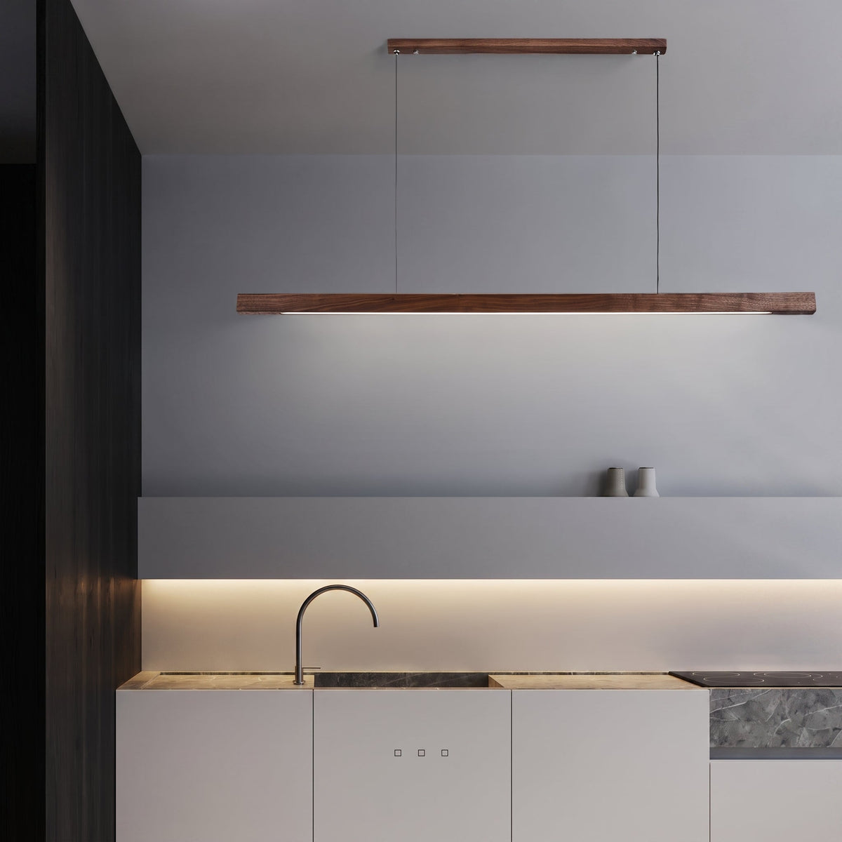 Lineare LED-Pendelleuchte mit schlankem Holzbalken für Esstisch - Pendant Light Fixtures - Braun - Voldeva
