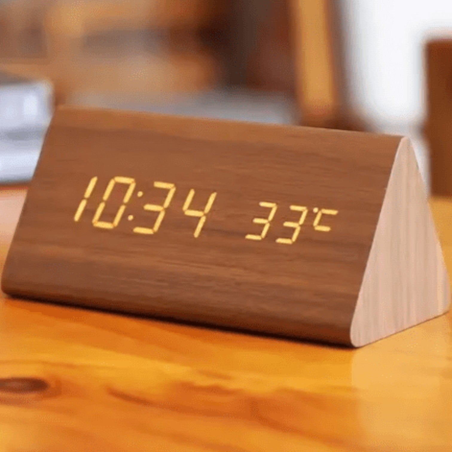 Lukas – Holz LED Wecker mit Sprachsteuerung & Temperaturanzeige - Digitaluhr - Braun - Voldeva