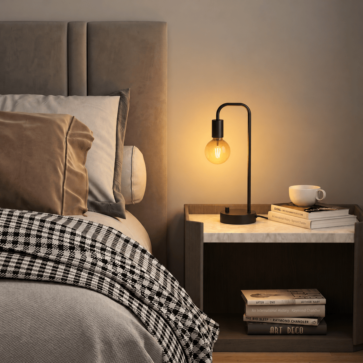 Minimalistische Tischlampe mit Gebogenem Metallarm - Table Lamps - Voldeva