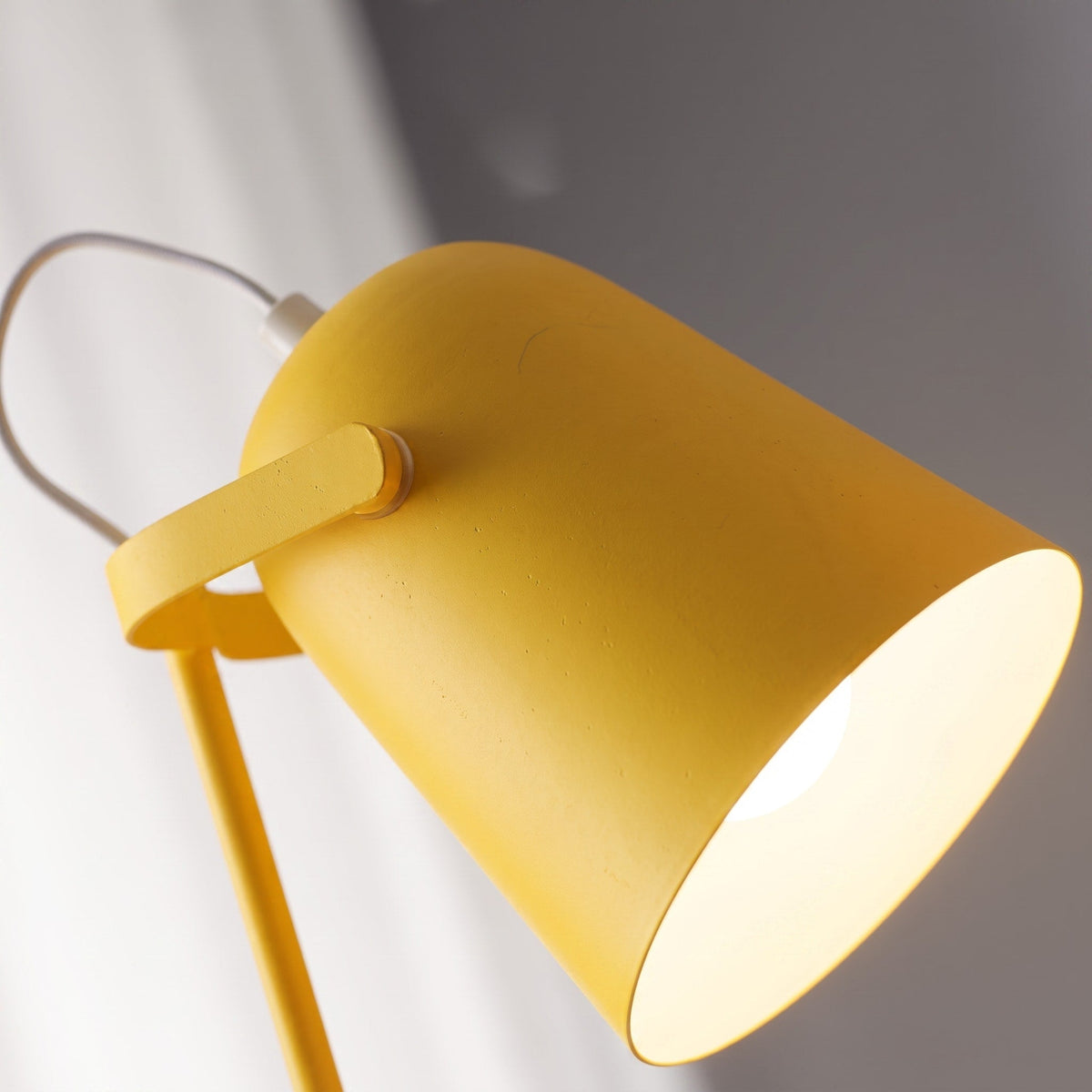Moderne Tischlampe mit Metallschirm im Kegel-Design - Desk Lamps - Gelb - Voldeva