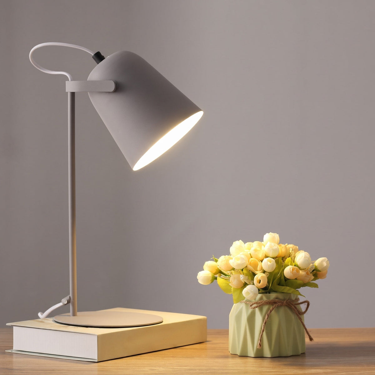 Moderne Tischlampe mit Metallschirm im Kegel-Design - Desk Lamps - Grau - Voldeva