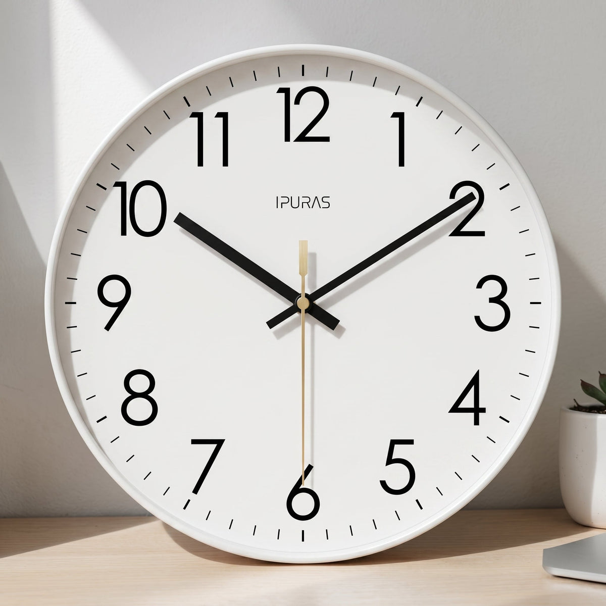 Nordische Wanduhr mit Großen Ziffern und Lautlosem Uhrwerk - Uhr - Weiß - Voldeva