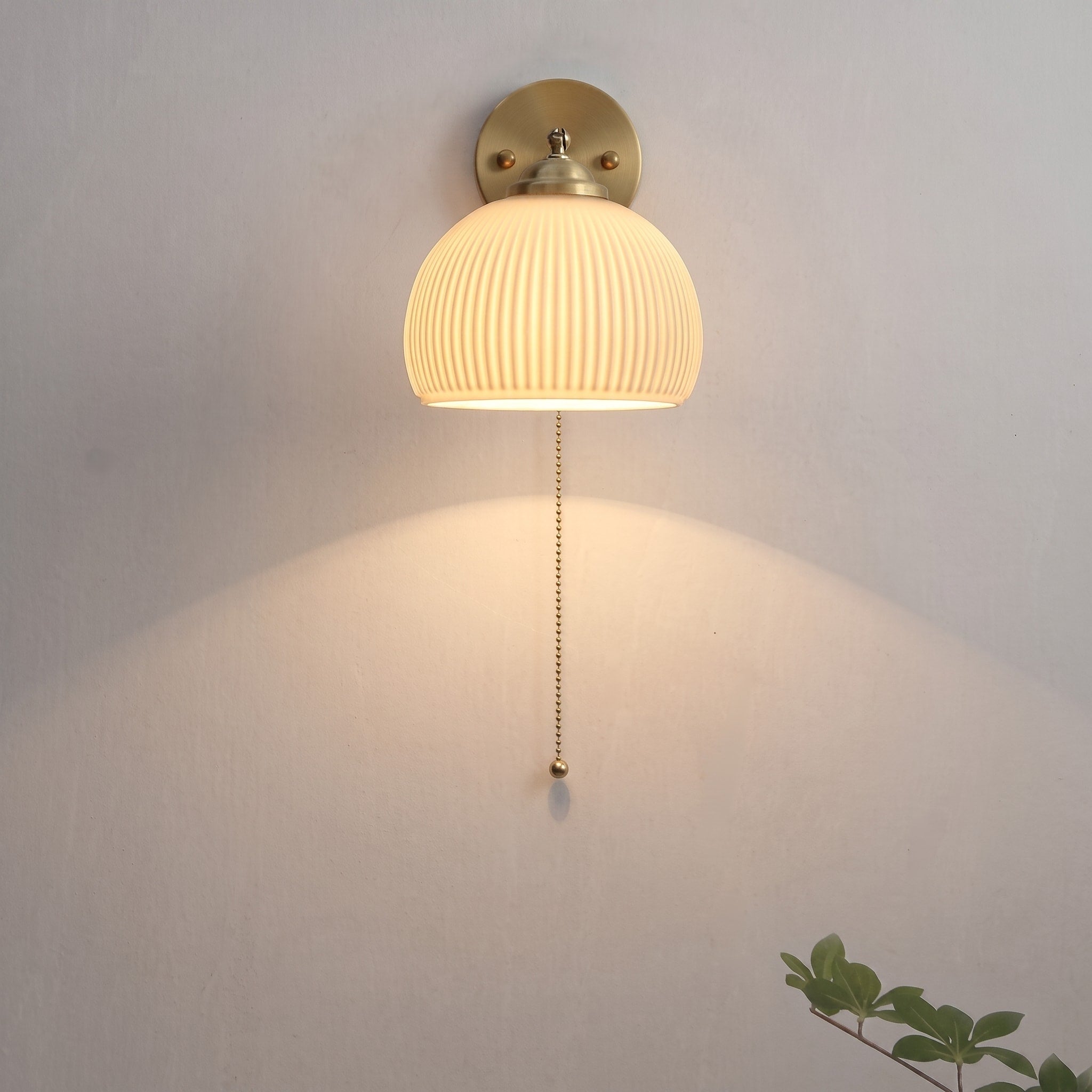 Wandleuchte mit Glasschirm und Zugschalter im Nordic-Stil