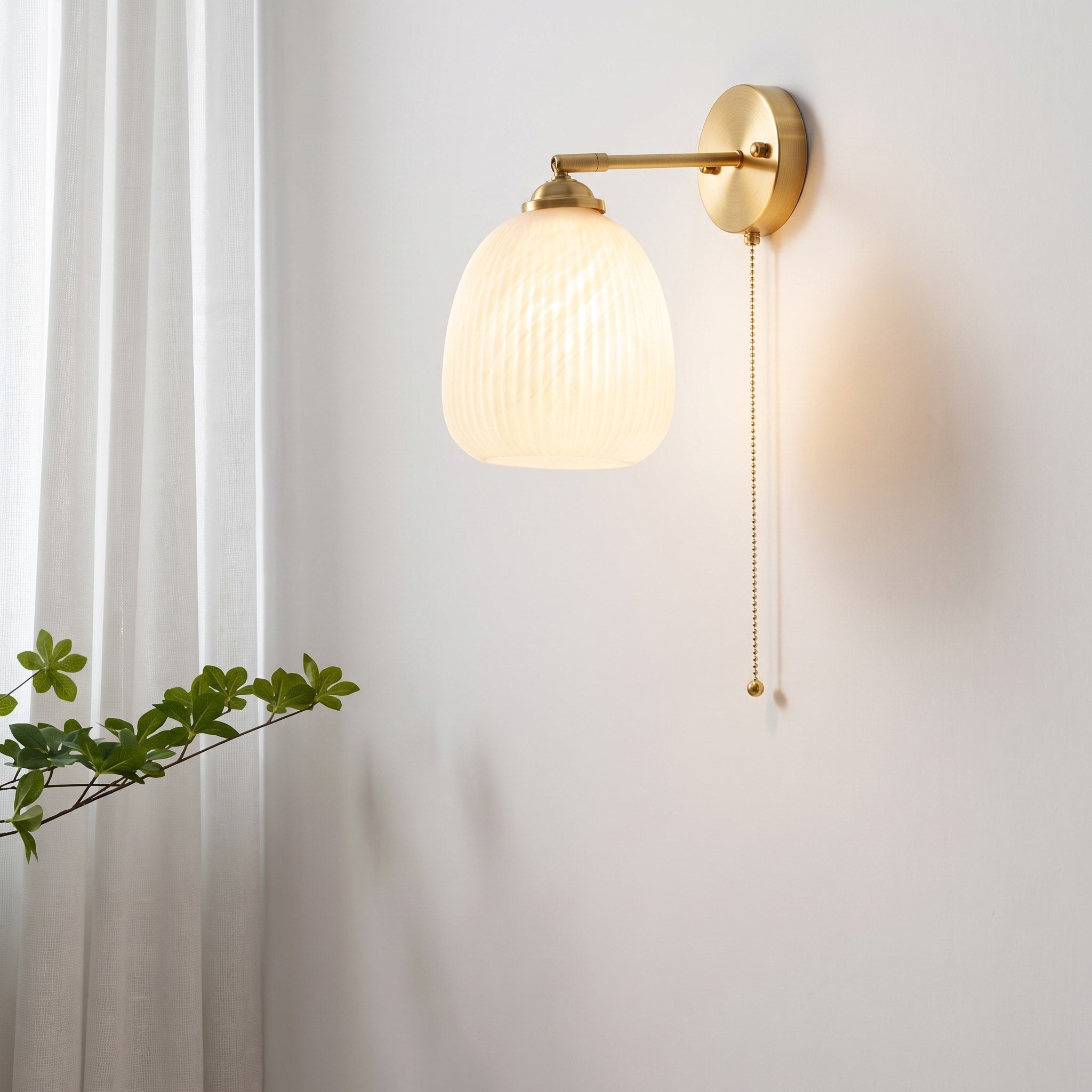 Wandleuchte mit Glasschirm und Zugschalter im Nordic-Stil