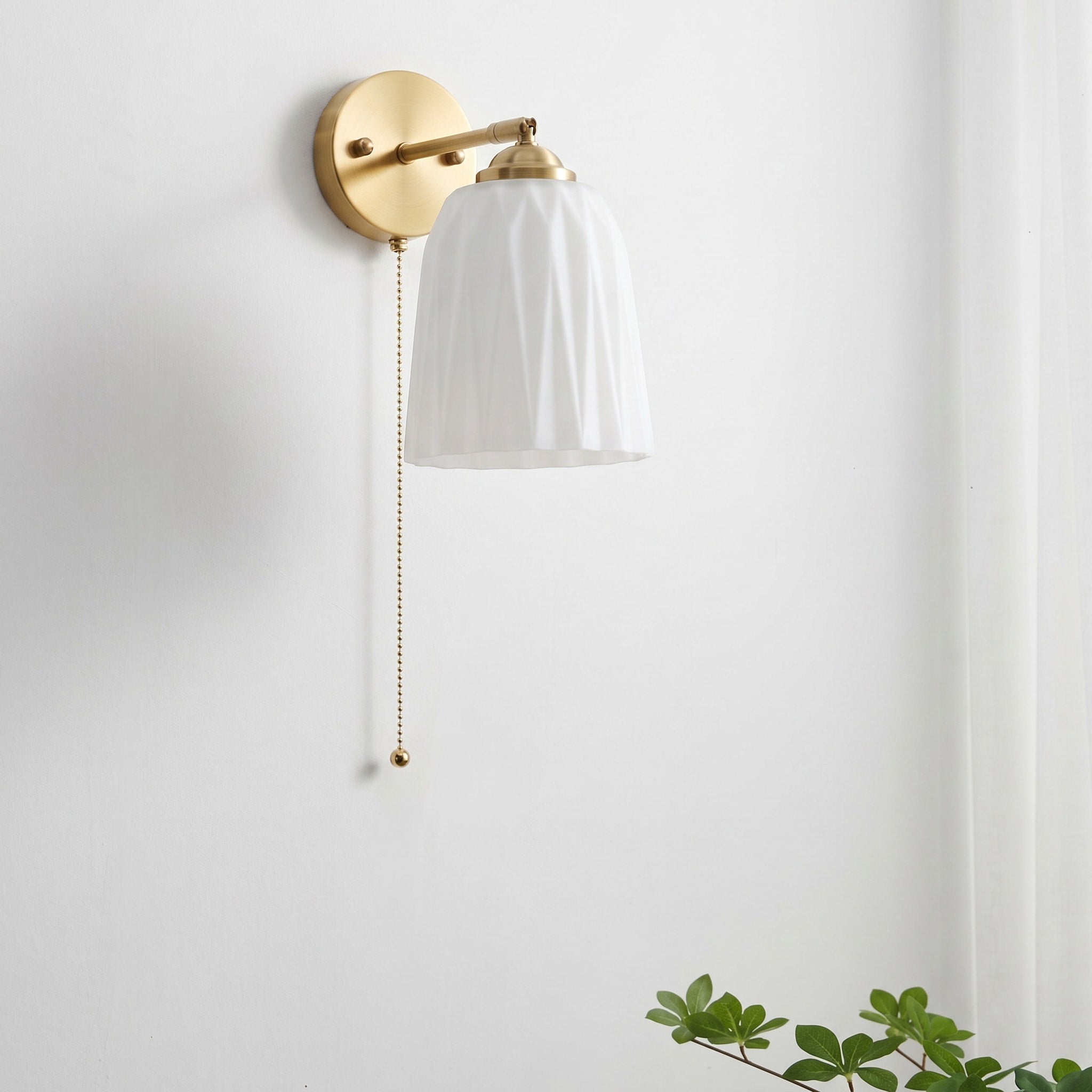 Wandleuchte mit Glasschirm und Zugschalter im Nordic-Stil