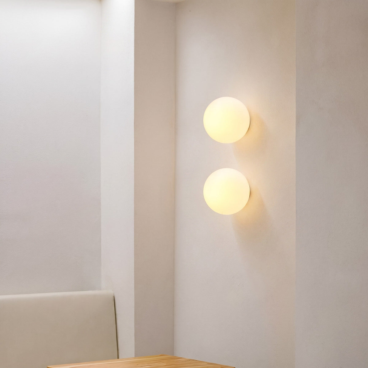 Runde Wandleuchte mit Glaskugel im minimalistischen Design - Wall Light Fixtures - Weiß - Voldeva