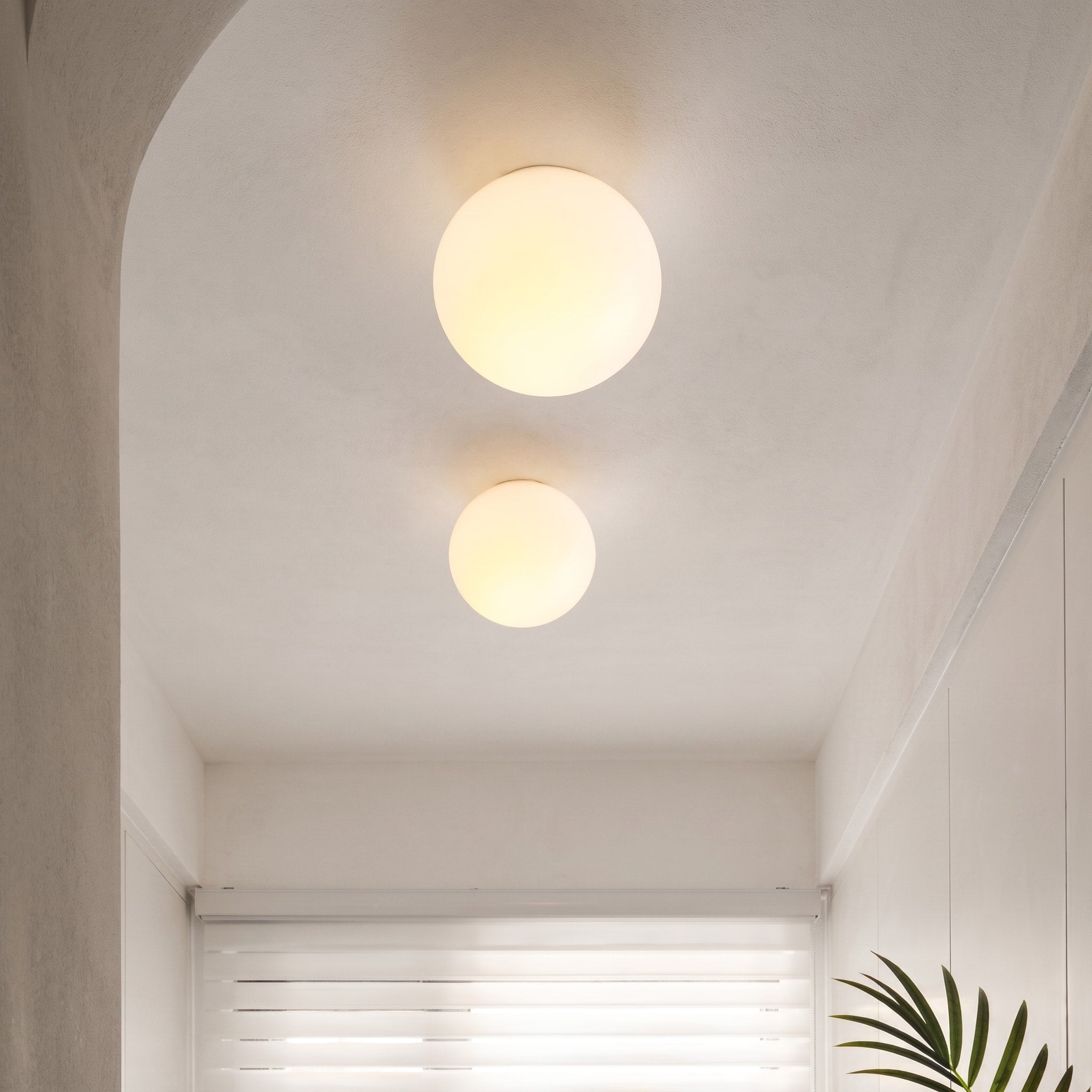 Runde Wandleuchte mit Glaskugel im minimalistischen Design - Wall Light Fixtures - Weiß - Voldeva