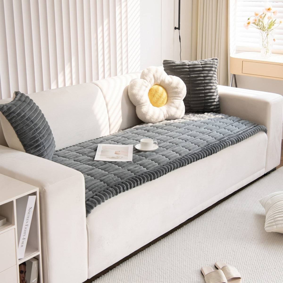 Rutschfester Plüsch-Sofaüberwurf mit Rippenstruktur - Slipcovers - Hellgrau - Voldeva