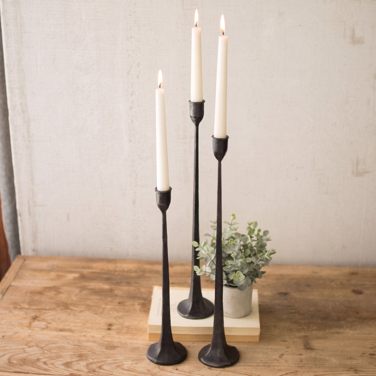 Schlanke Kerzenständer Set aus Gusseisen in Drei Höhen - Candle Holders - Voldeva
