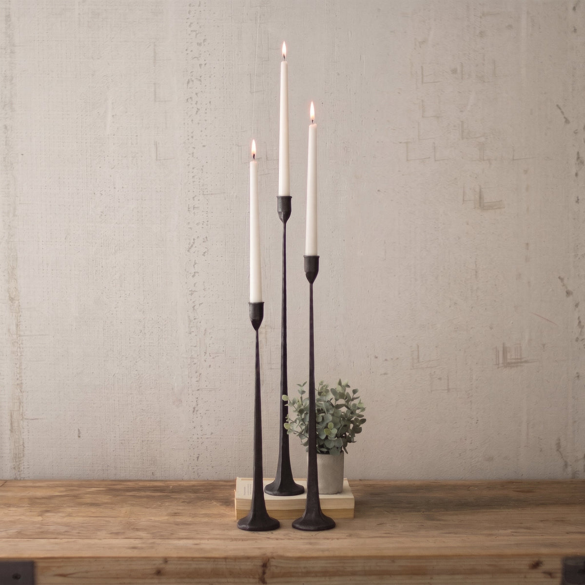 Schlanke Kerzenständer Set aus Gusseisen in Drei Höhen - Candle Holders - Voldeva