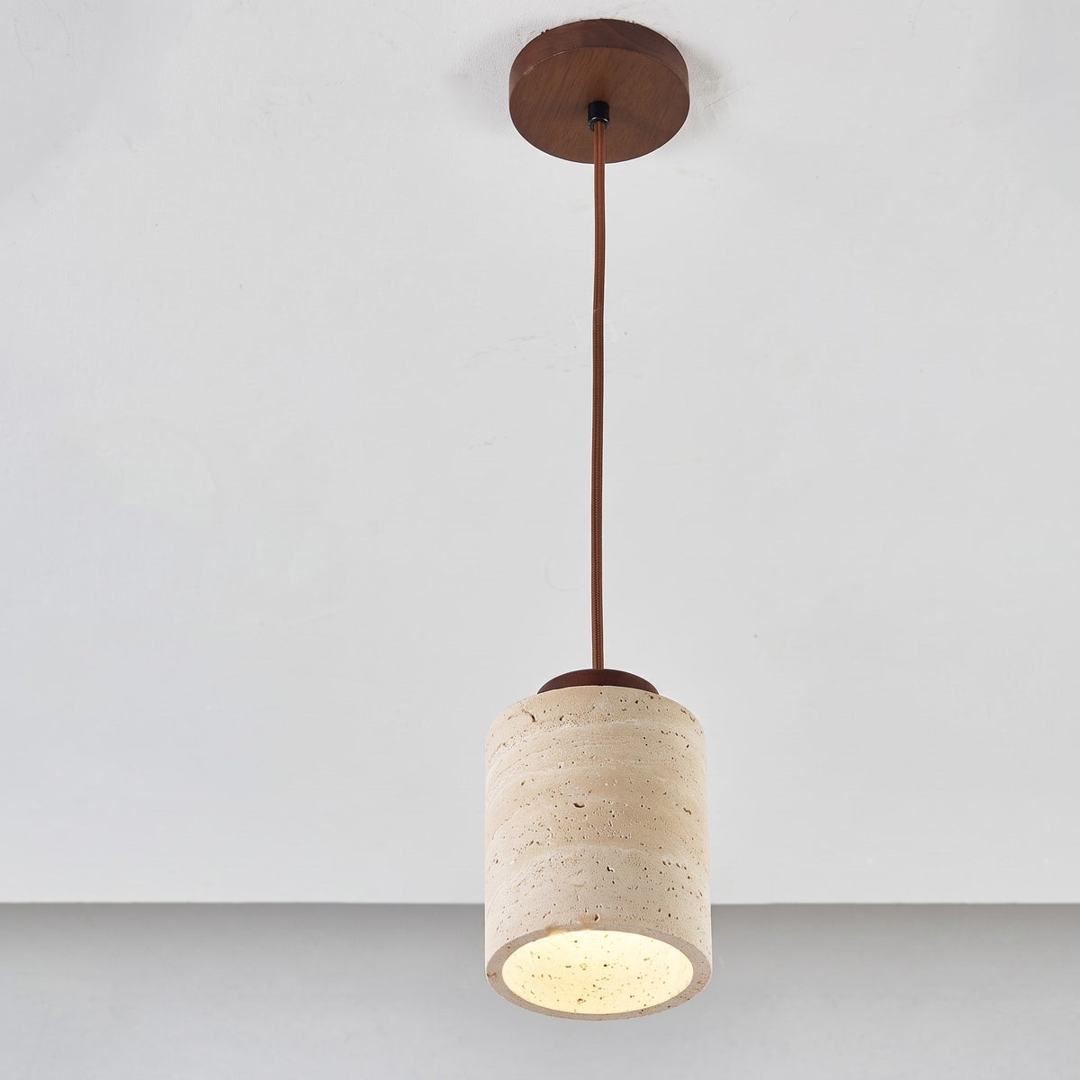 Skandinavisch Pendelleuchte Travertin Optik mit Holzfassung - Pendant Light Fixtures - Walnuss - Voldeva