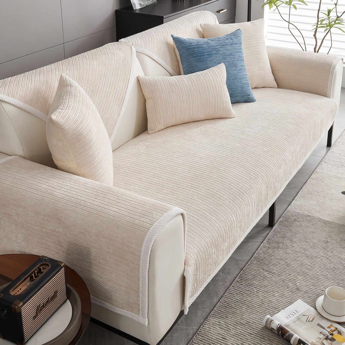 Strukturierte Chenille Sofa-Schonbezug mit rutschfester Unterseite - Slipcovers - Beige - Voldeva
