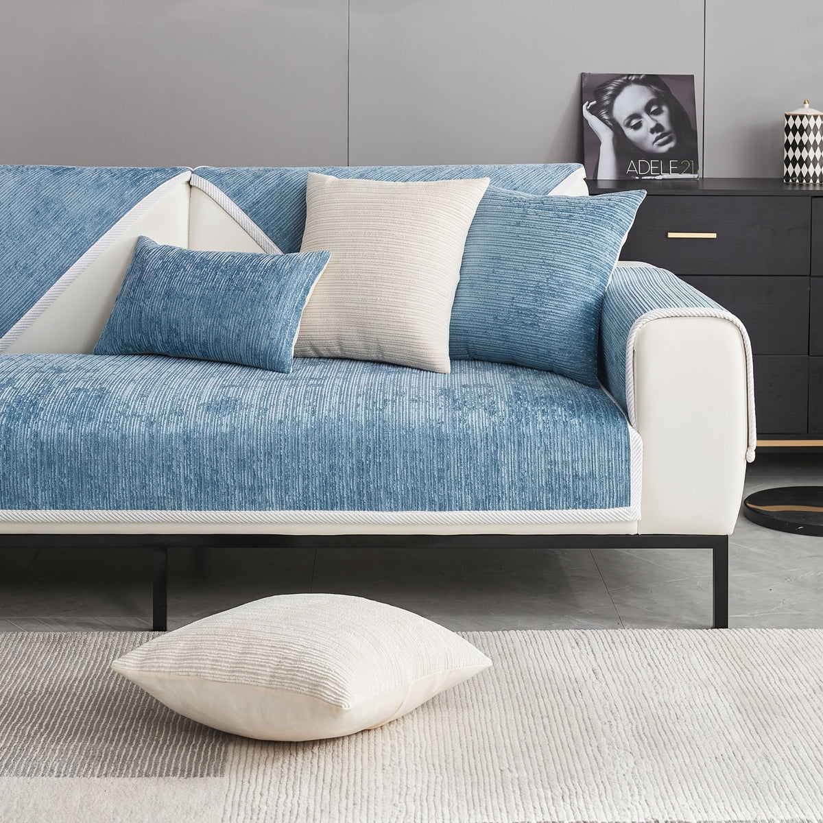 Strukturierte Chenille Sofa-Schonbezug mit rutschfester Unterseite - Slipcovers - Blau - Voldeva
