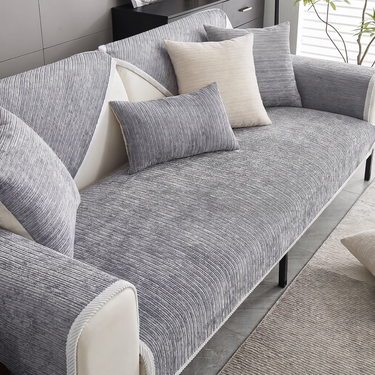 Strukturierte Chenille Sofa-Schonbezug mit rutschfester Unterseite - Slipcovers - Grau - Voldeva